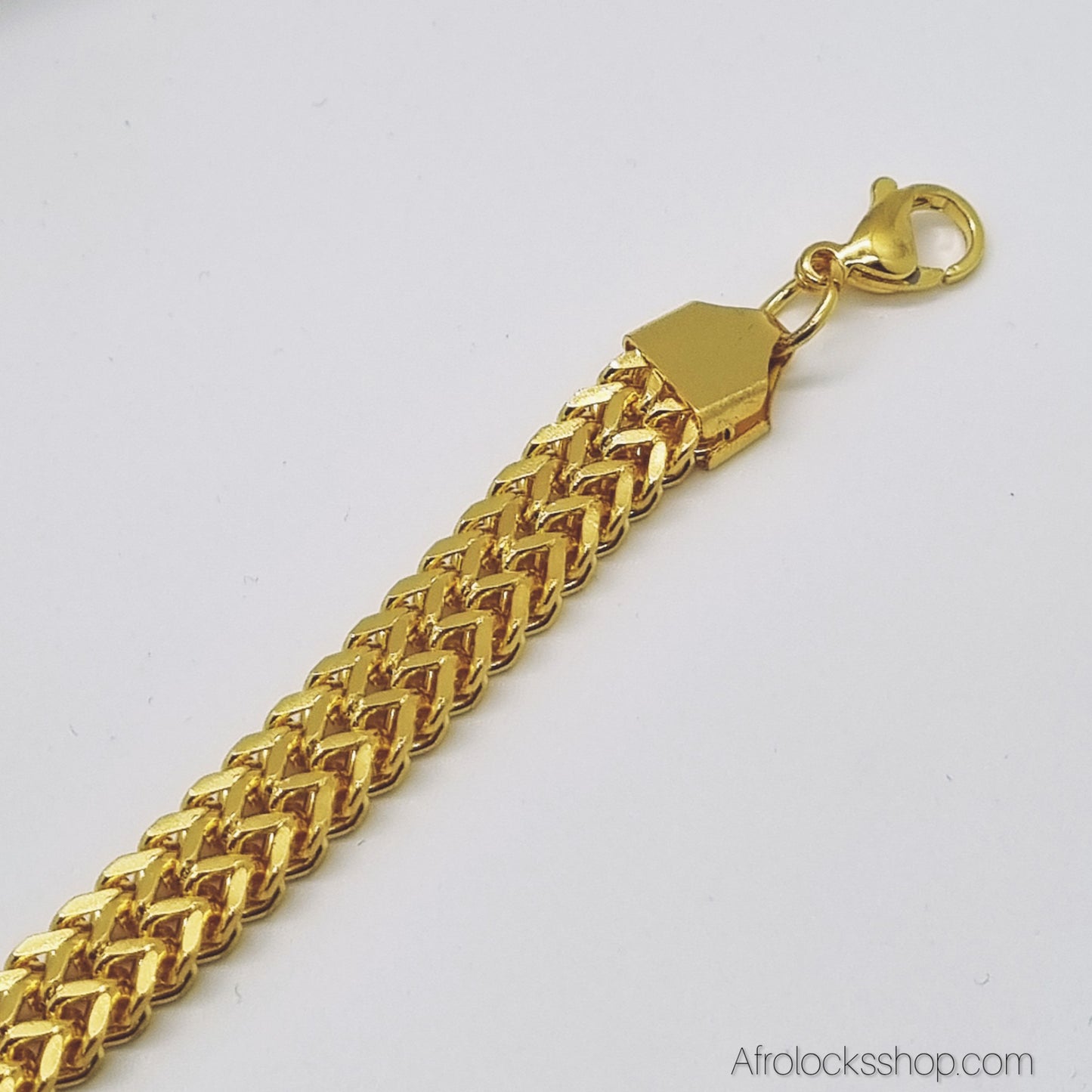 bracelet tete de lion vu gros plan sur le fermoir