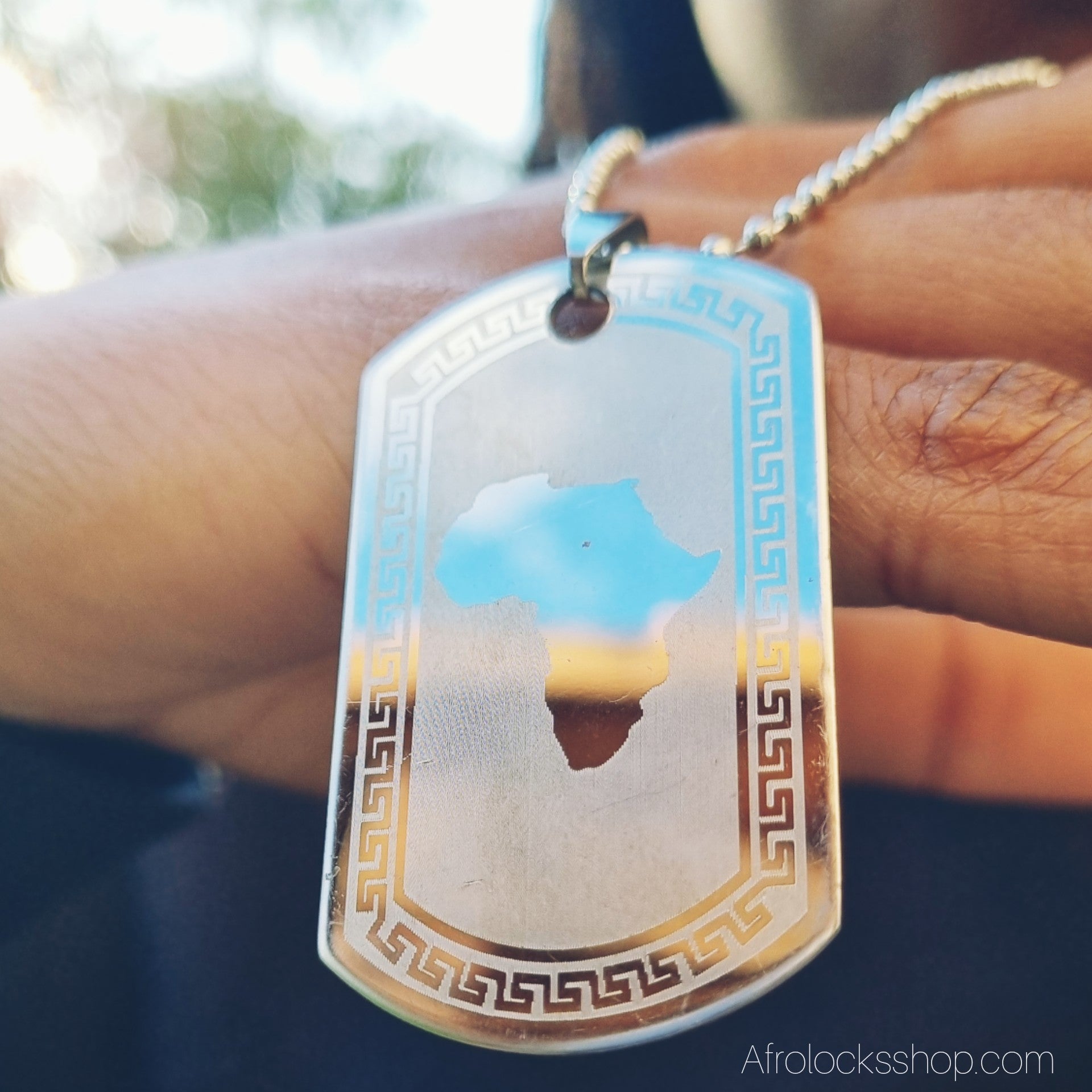 collier pendentif gravure afrique vue de pres