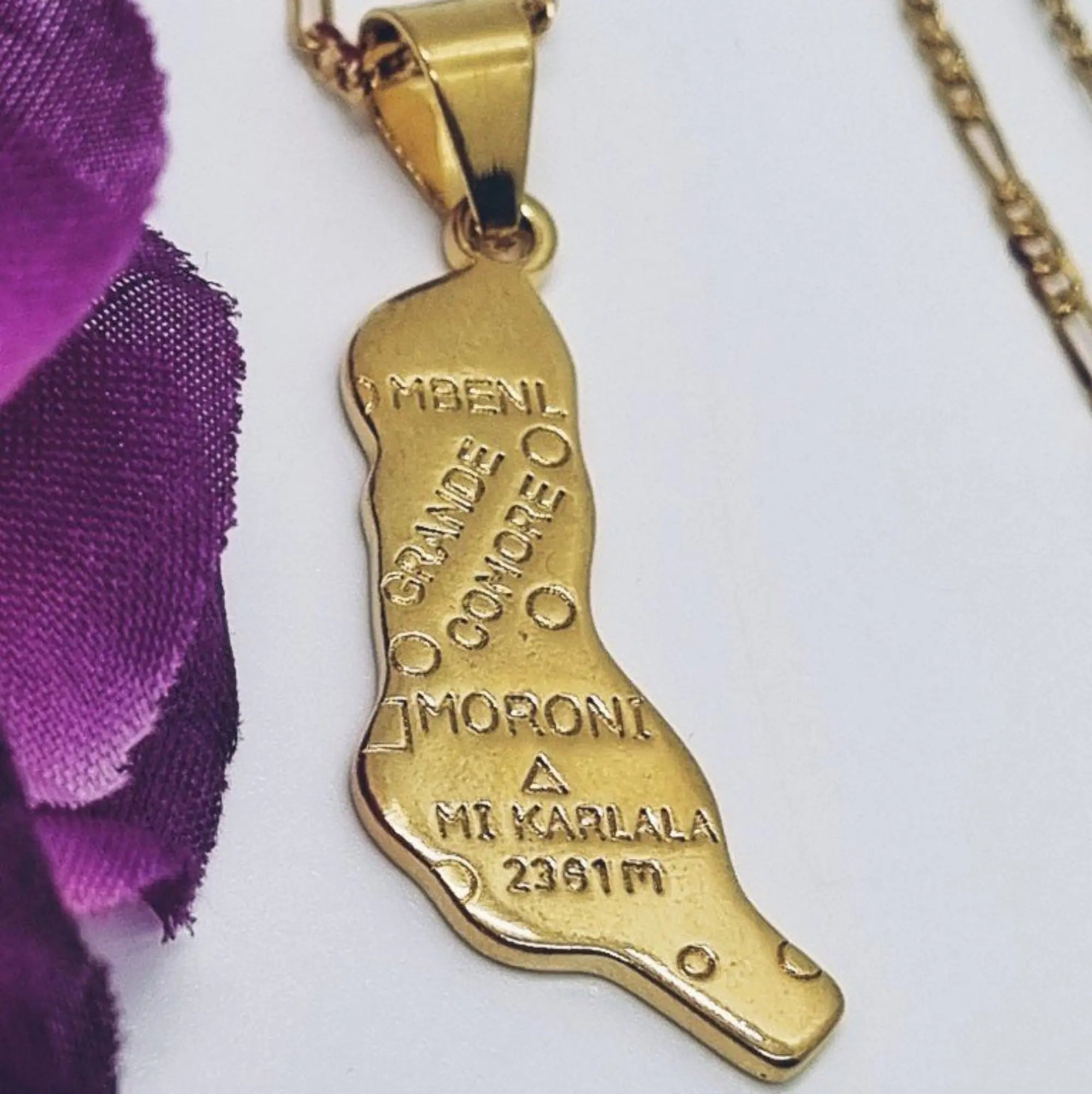 chaine_pendentif_carte_grande_comore_moroni_couleur_or - Afro Locks Shop
