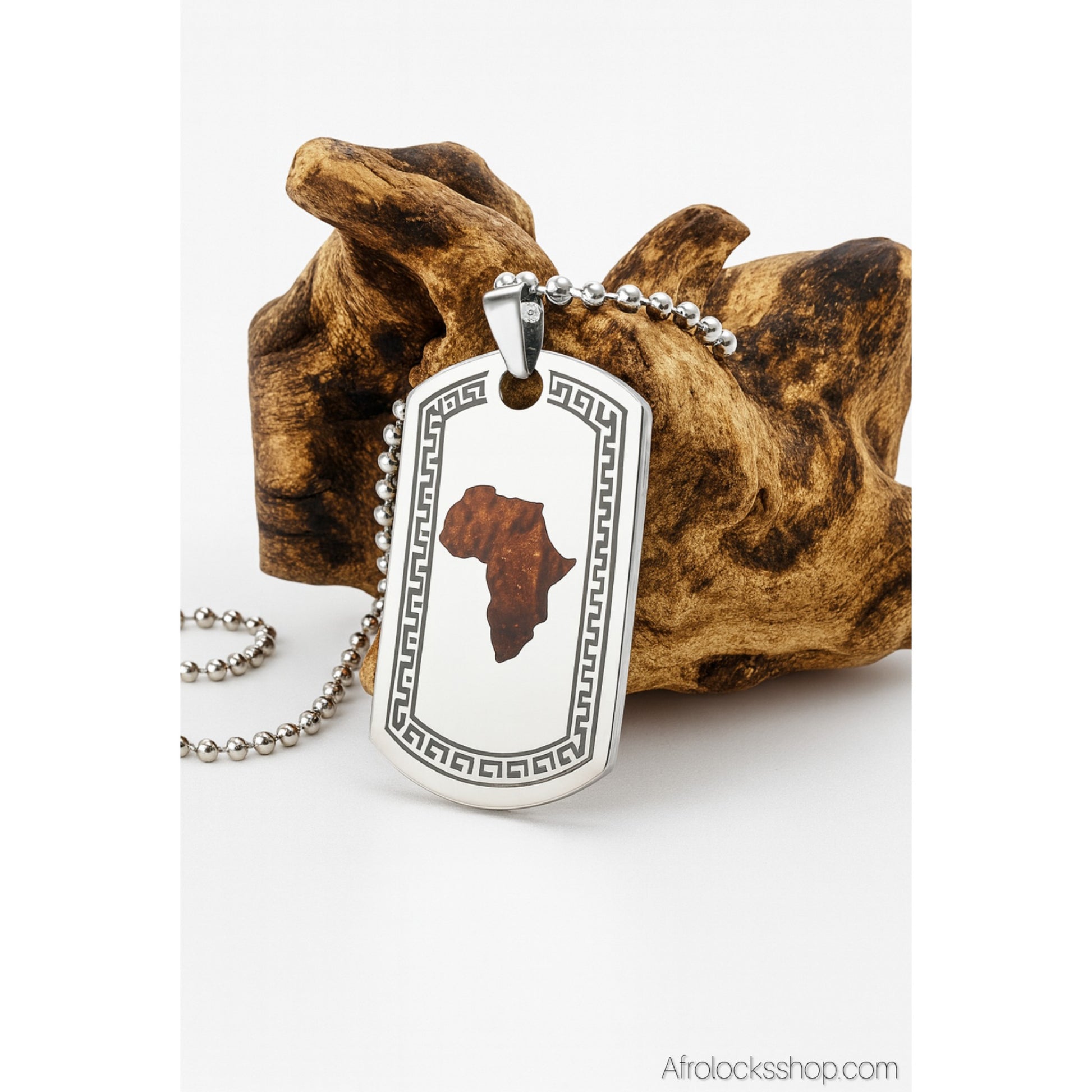 chaine avec pendentif rectangulaire gravure afrique vue de pres