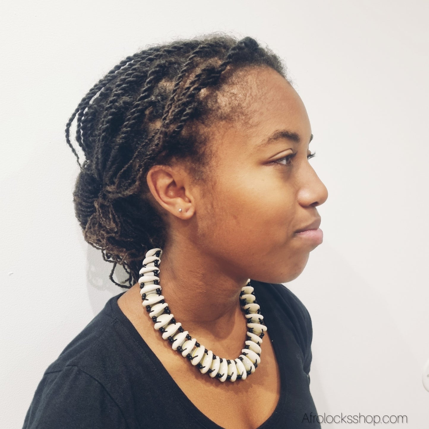 collier en cauris porte par une femme noire idee cadeau