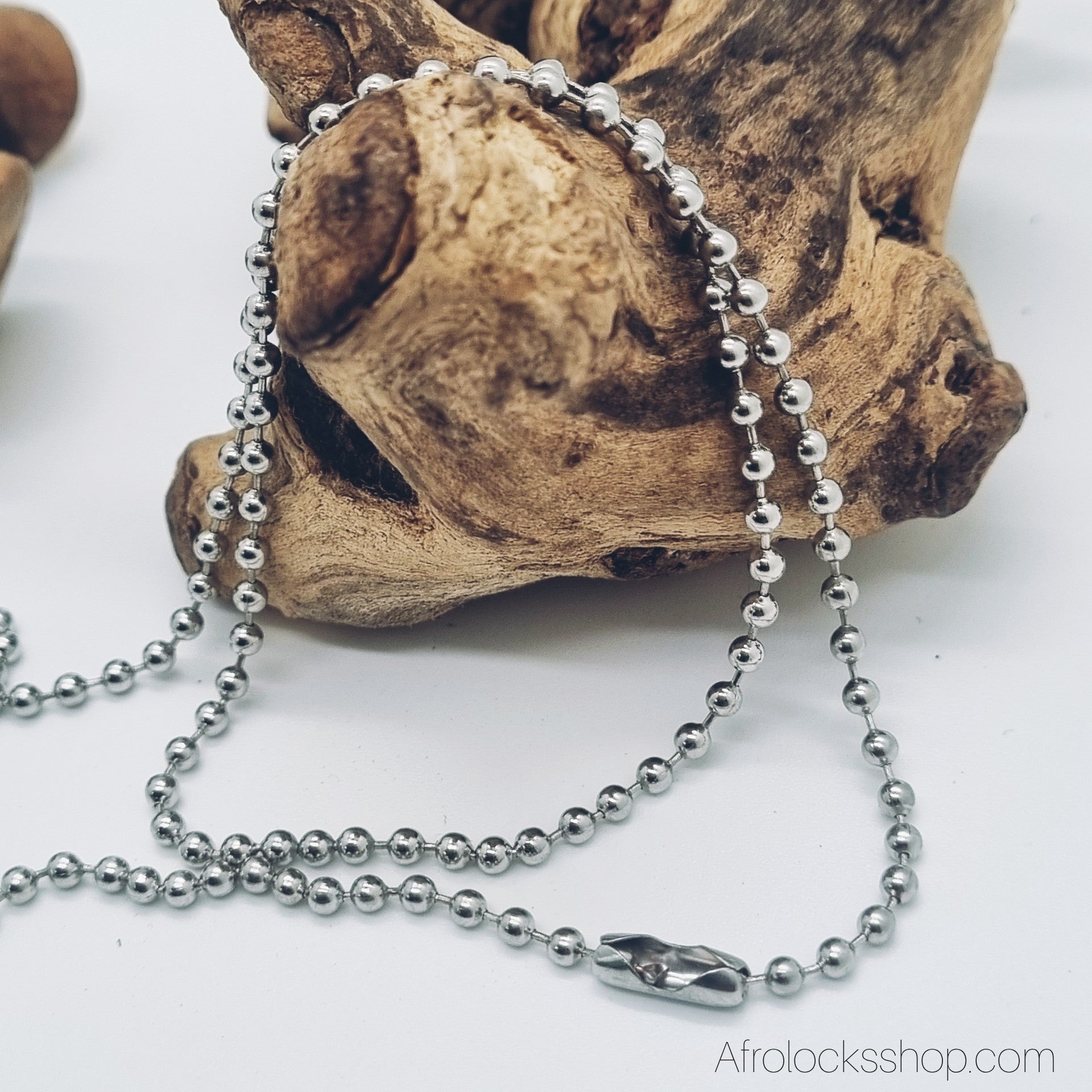 collier billes afrique avec vue gro s plan des billes de la chaine