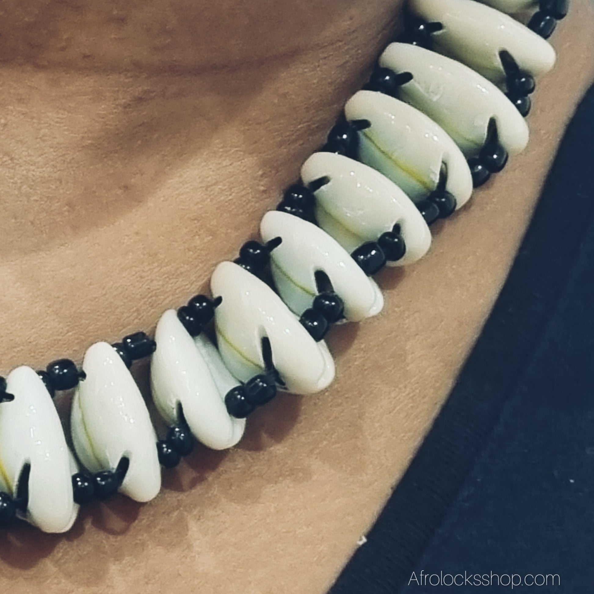 collier en cauris vue en gros plan sur buste