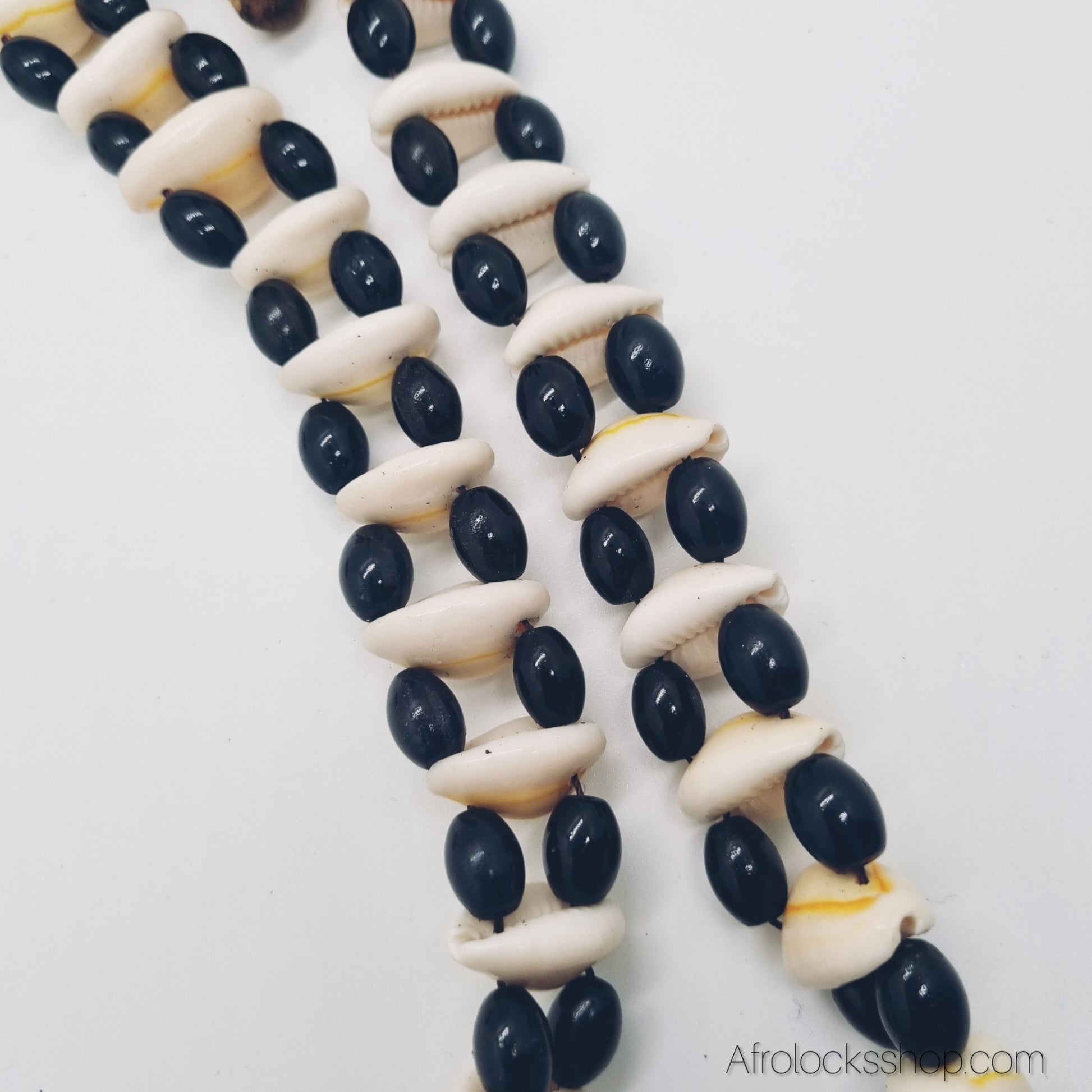 collier coquillage cauris vue de pres