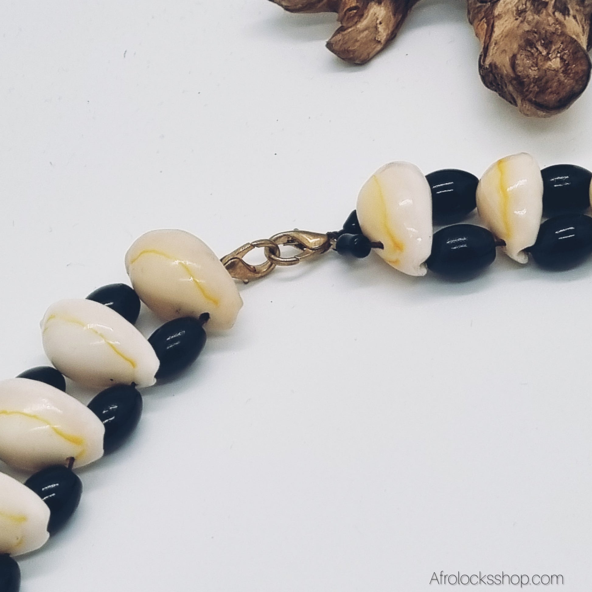 collier artisanat africain en coquillage et perles vue de pres