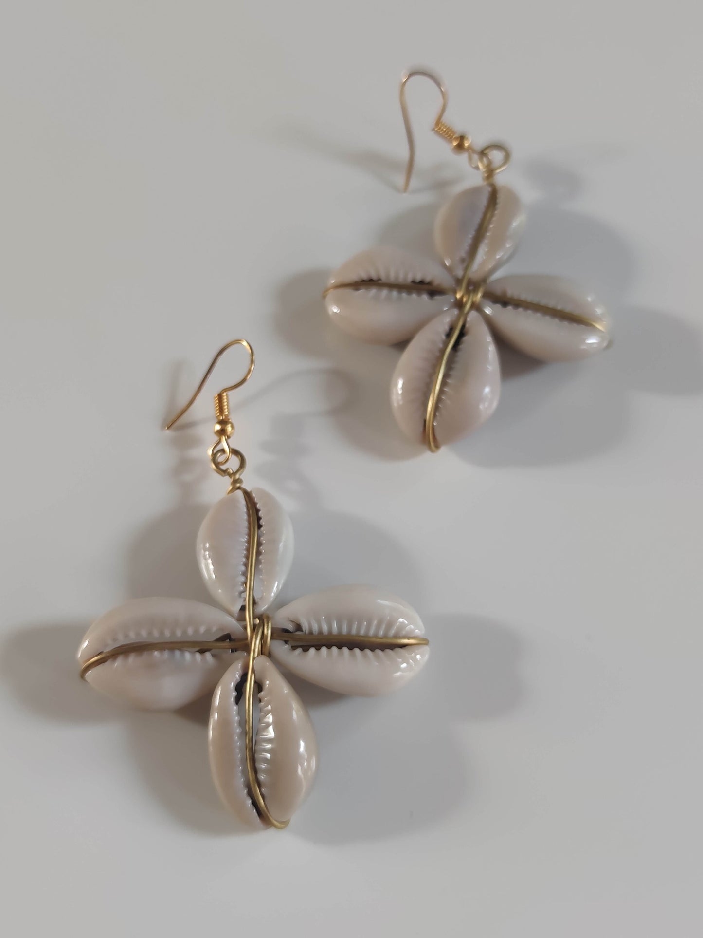 Boucles d'oreilles étoile de cauris - pendants fair trade handmade Kenya plusieurs coquillages