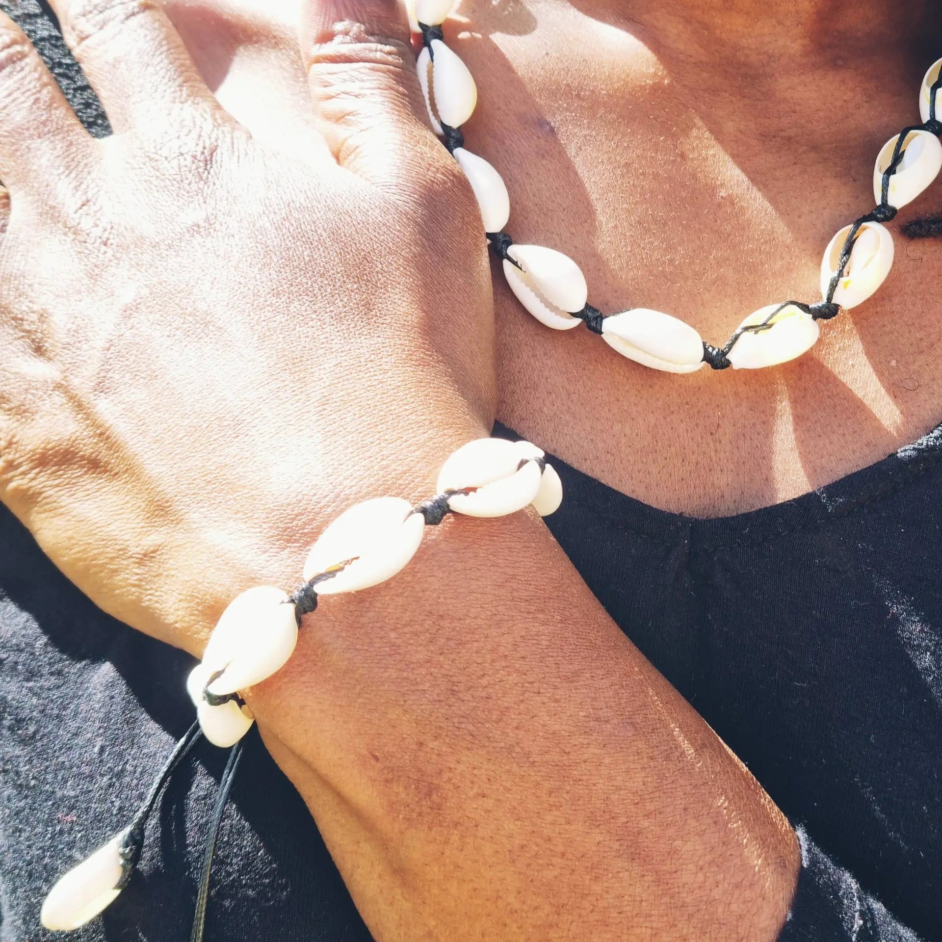 ensemble-cauris_collier-bracelet-noir - Afro Locks Shop