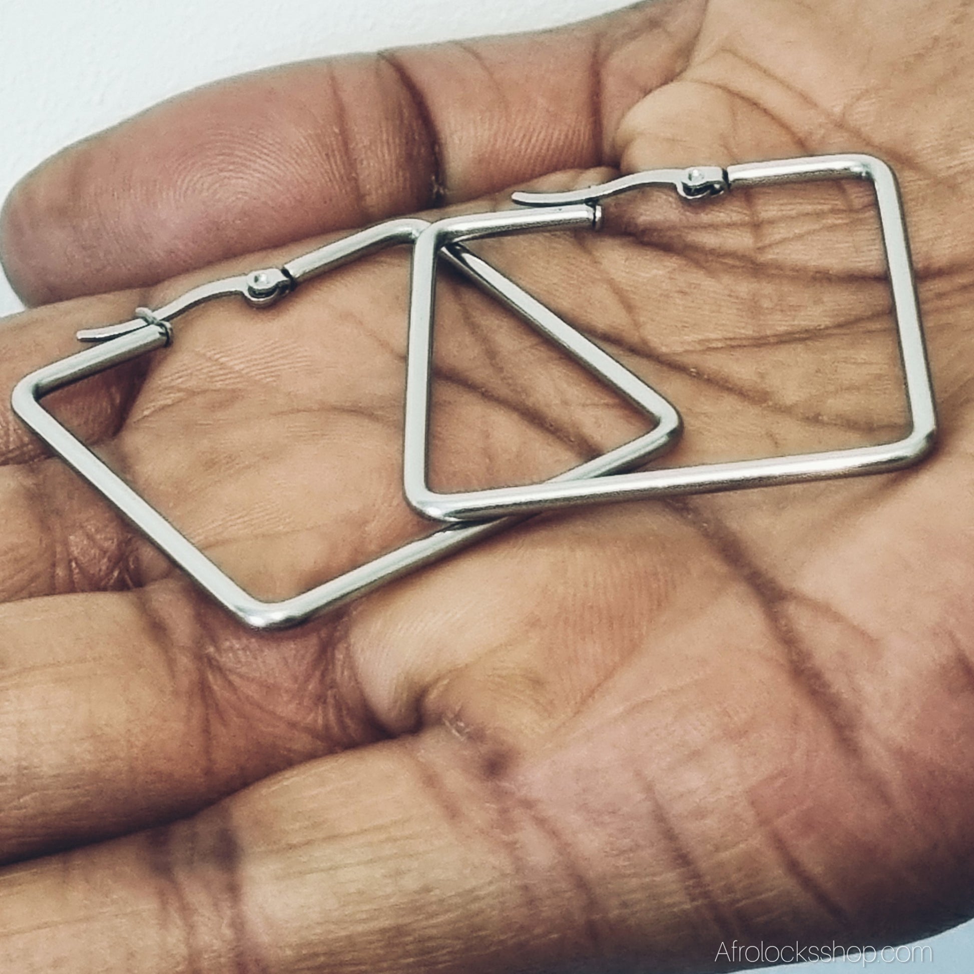 paire de grandes boucles argentees carrees