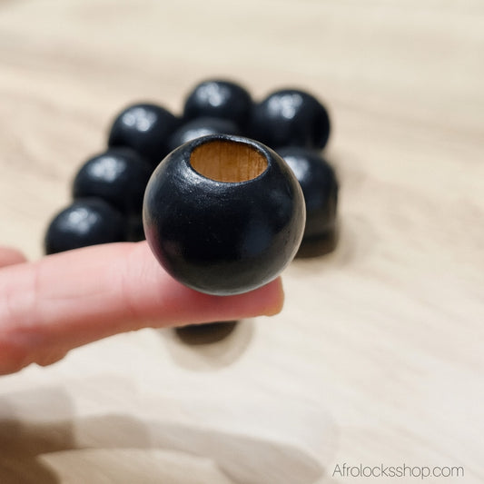 gros plan perle bois noir pour mettre sur les tresses
