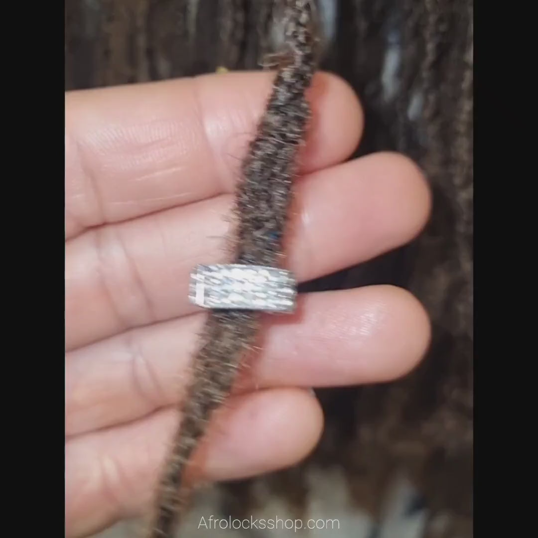 bijou bague strass enfilé sur des locks braids