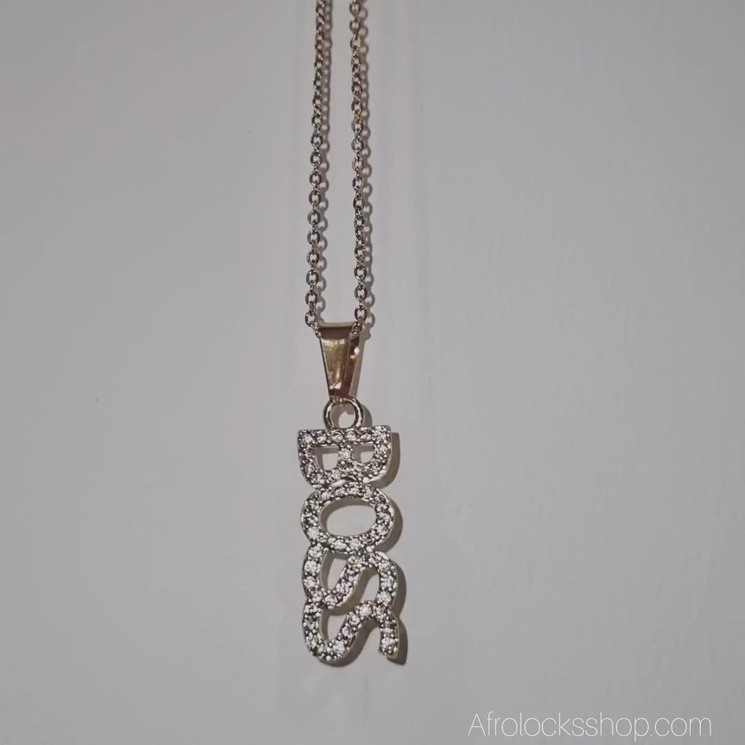 video chaine doree avec pendentif boss strass