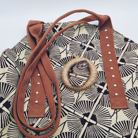 sac a main a bandouliere marron forme ronde vue de pres