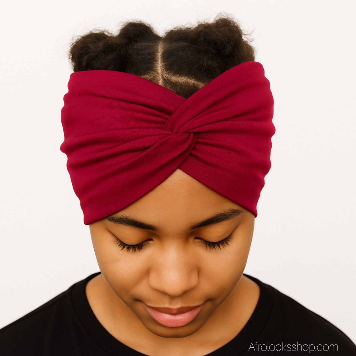 Serre-tête large bordeaux sur cheveux naturels, vue de face.