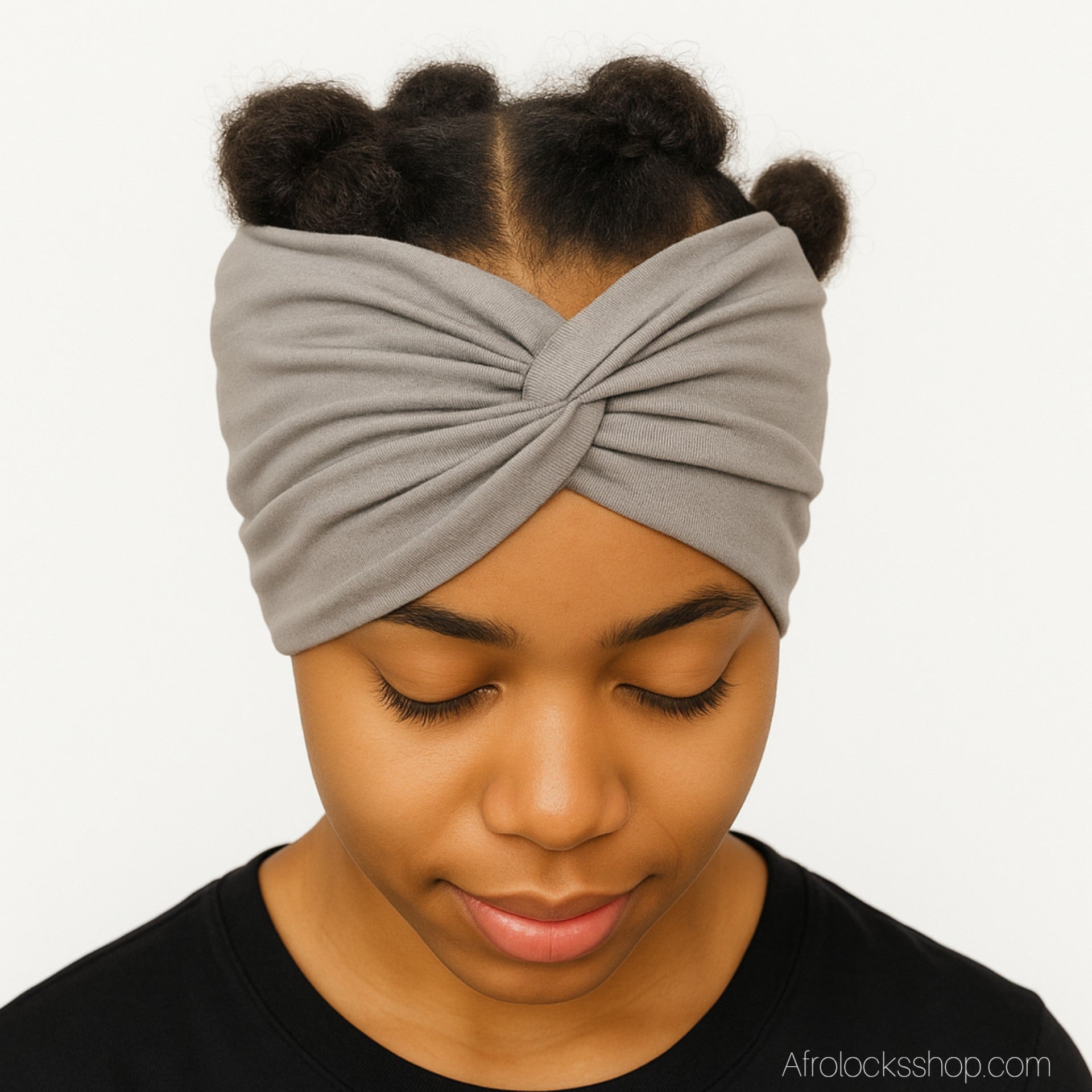 Serre-tête large gris sur cheveux naturels, vue de face.