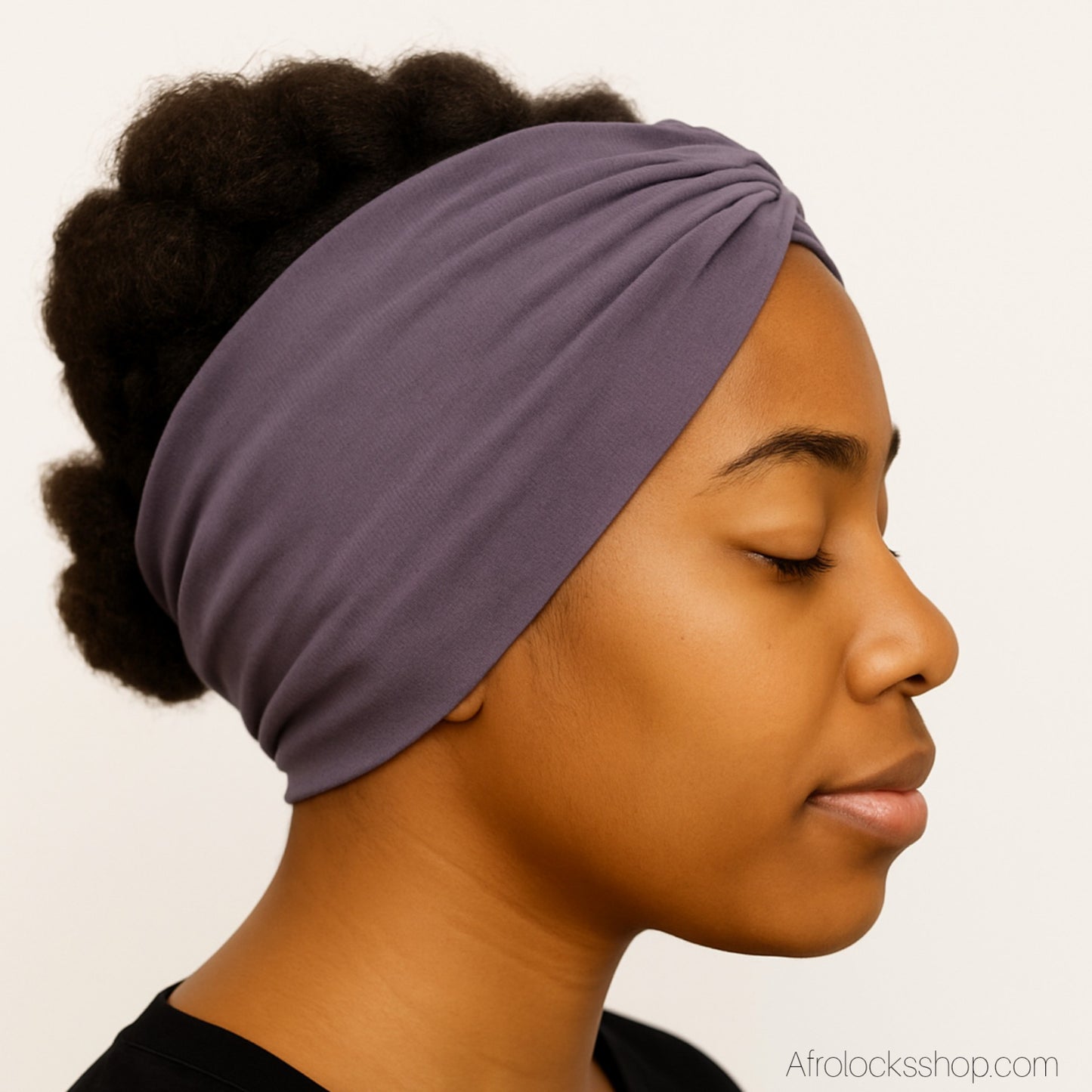 Bandeau turban parme couvrant le haut de la tête et les oreilles.