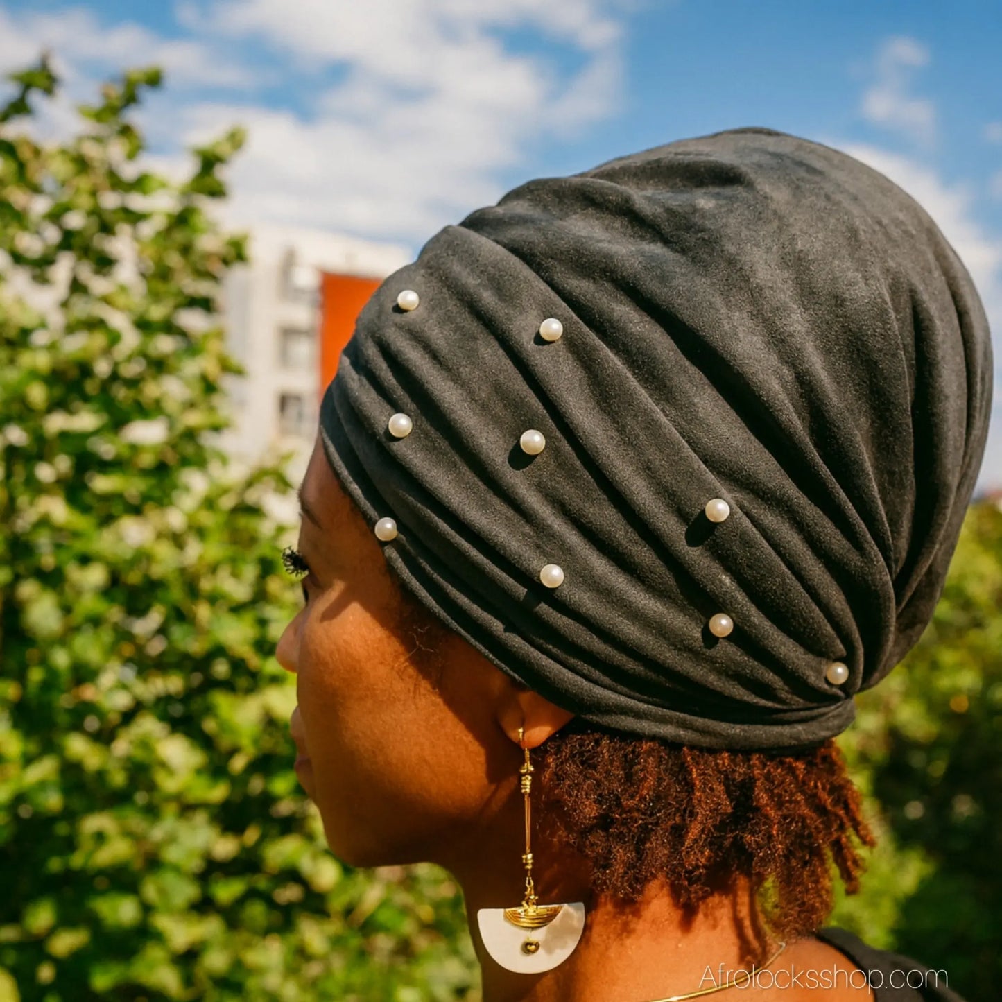turban en velours avec des perles noires porte par une femme noire aux cheveux naturels