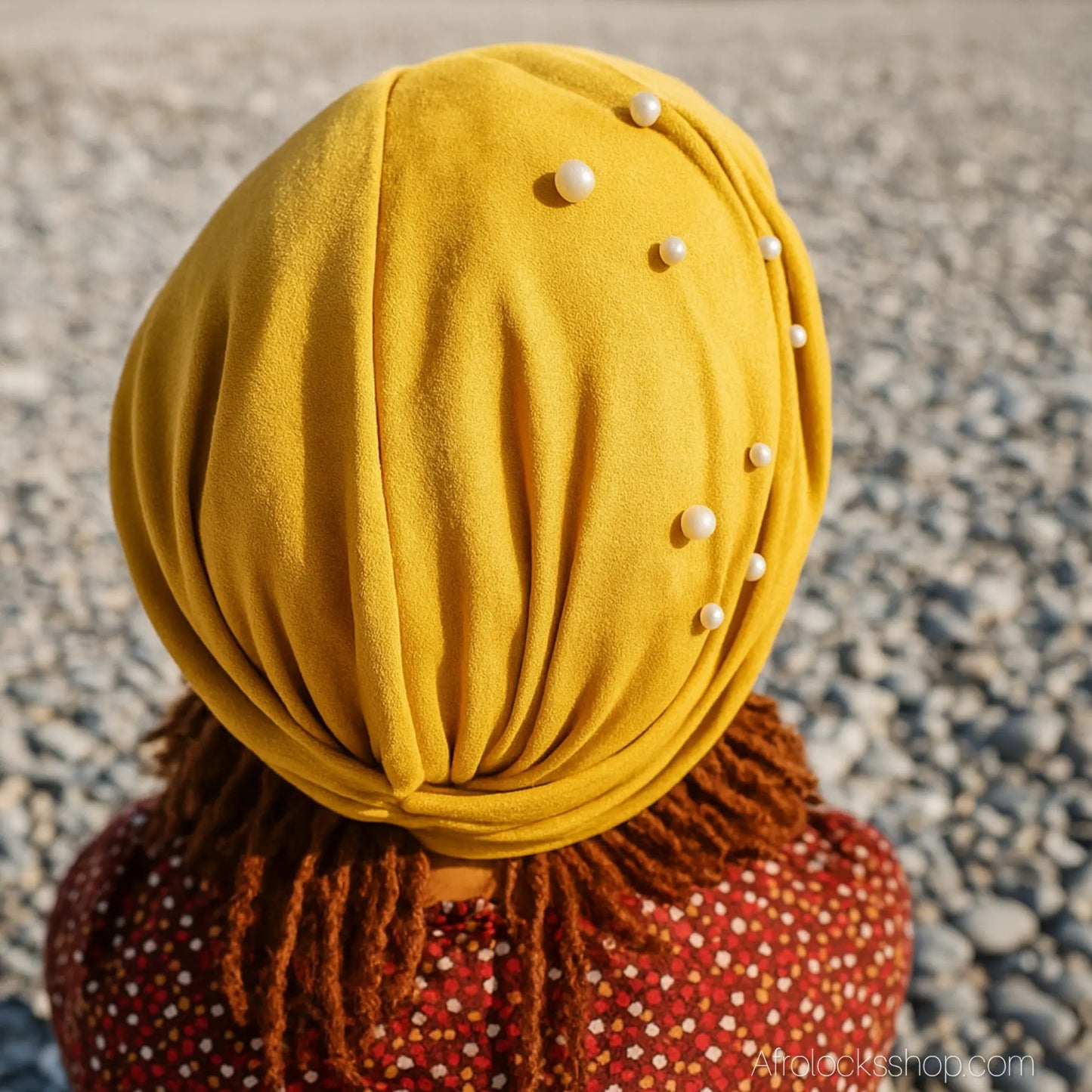 turban en velours porte comme coiffure protectrice sur cheveux lockses