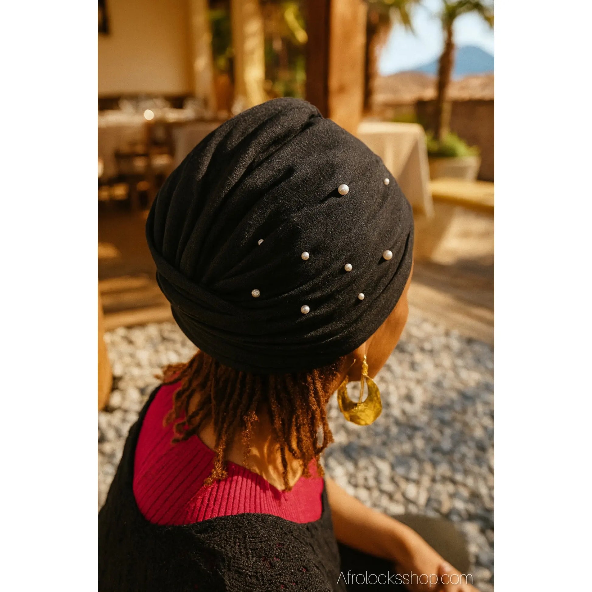turban en velours porte par une femme locksee