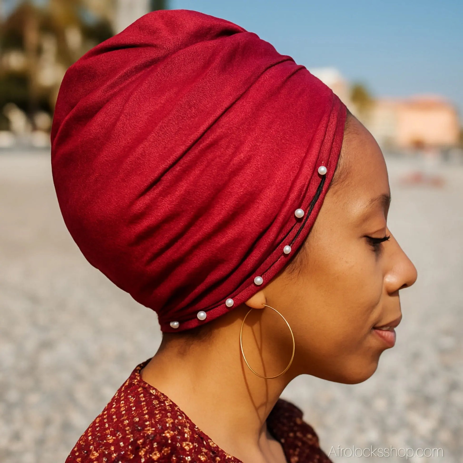 turban en velours a enrouler sur la tete porte par une femme metisse