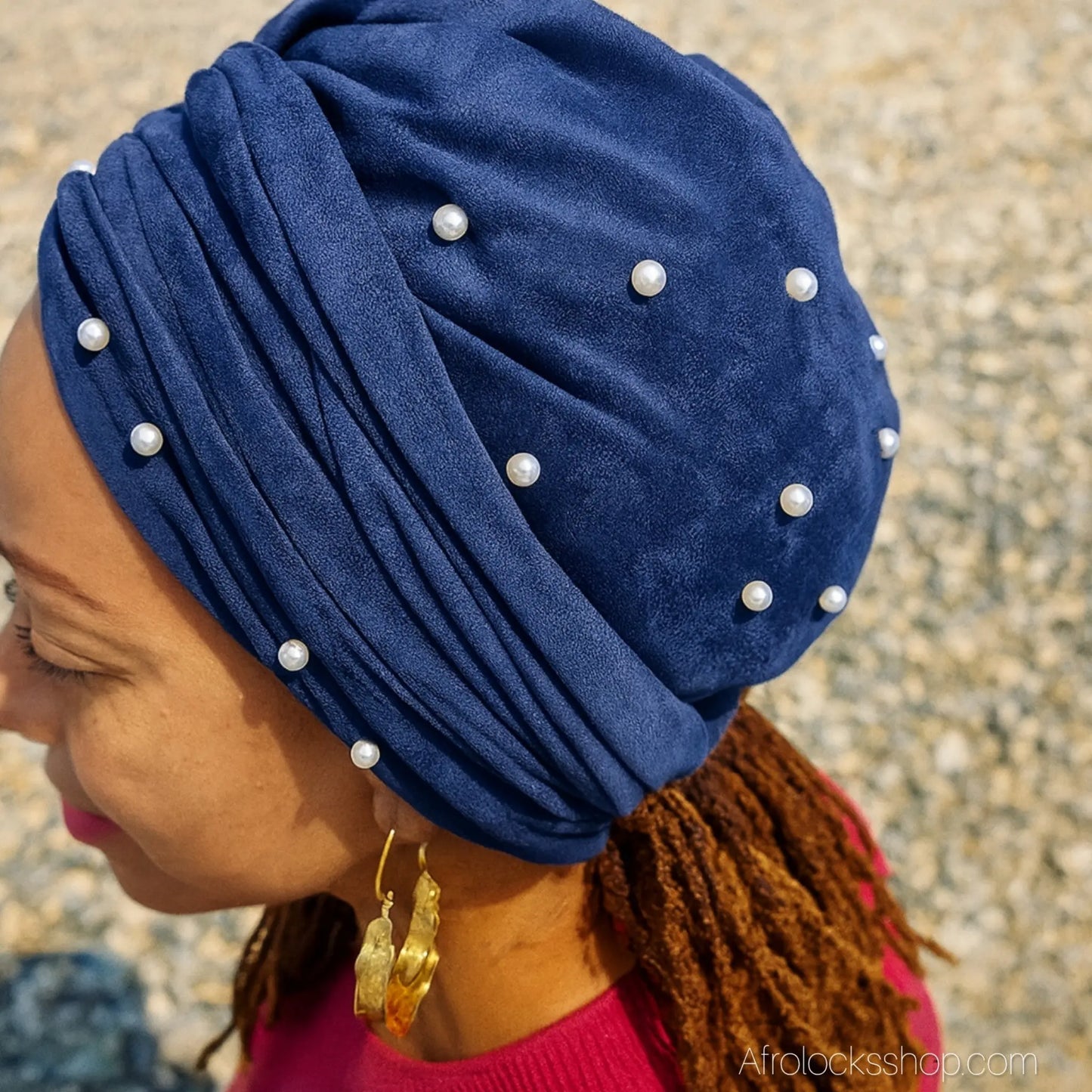 turban en velours porte par une femme metisse avec des sisterlocks
